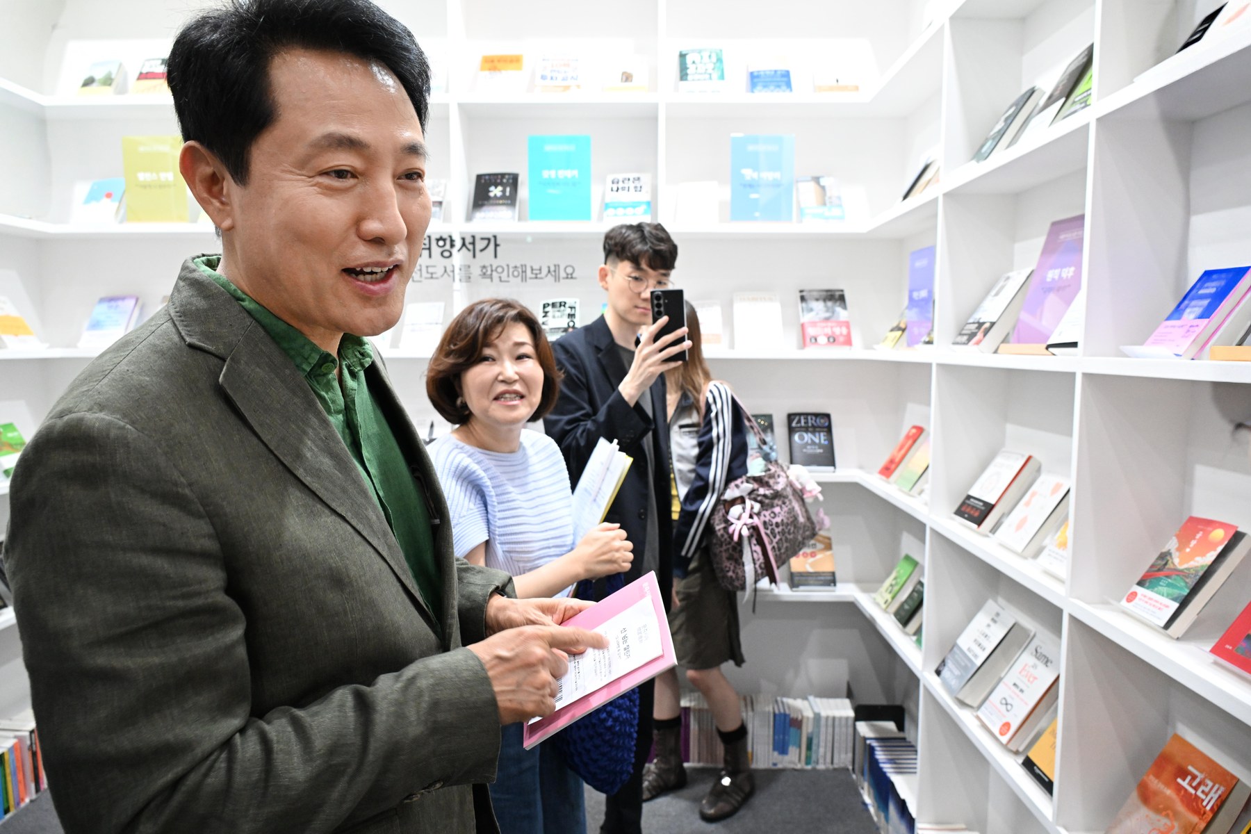 오세훈 서울시장이 28일 2026 서울국제도서전에서 서울도서관 부스를 방문했다.