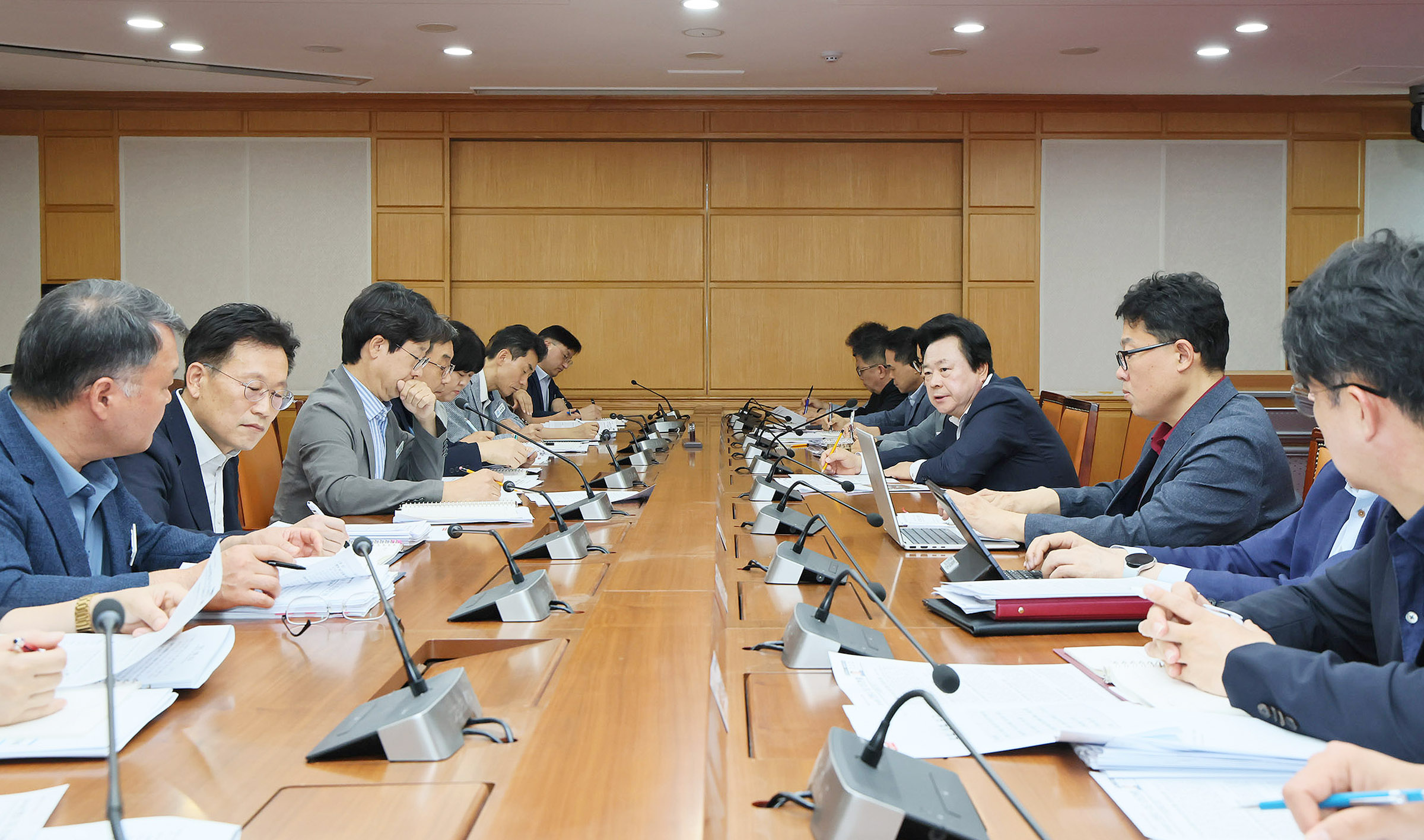 강기윤 창원특례시장, ‘지시 대신 토론’, 직원과 머리 맞대며 정책 해답 찾는다